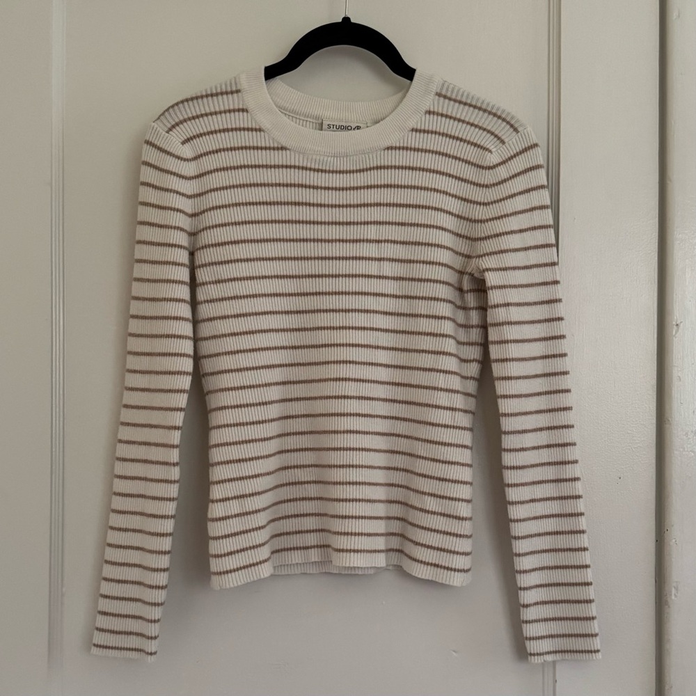 Studio B White and Tan Ribbed Long Sleeve Shirt
